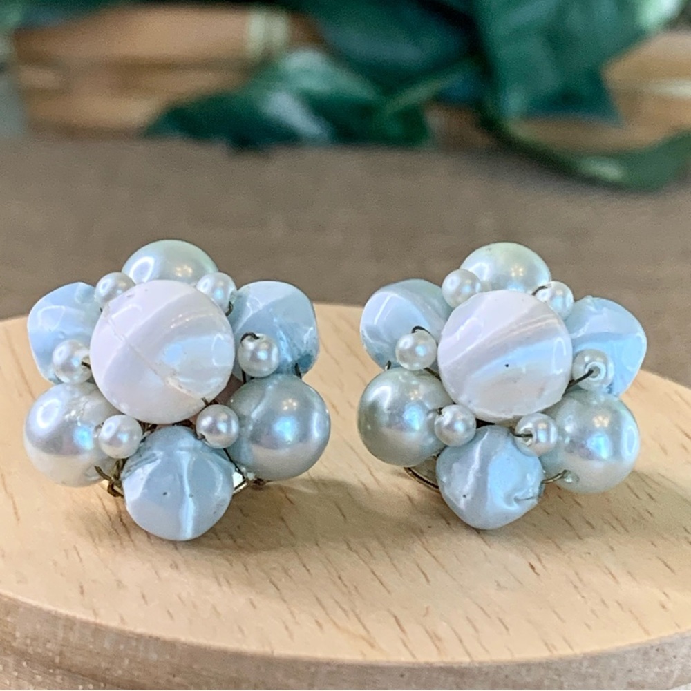 VTG Faux Pearl Cluster Flower Beaded Clip On Earrings Pale Blue & White Japan 1" - Picture 2 of 9